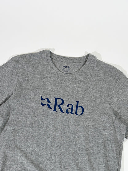 【SALE】Rab ラブ / Stance Logo SS スタンスロゴSS