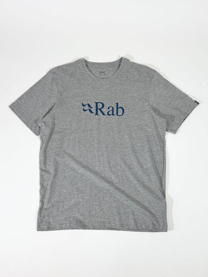 【SALE】Rab ラブ / Stance Logo SS スタンスロゴSS